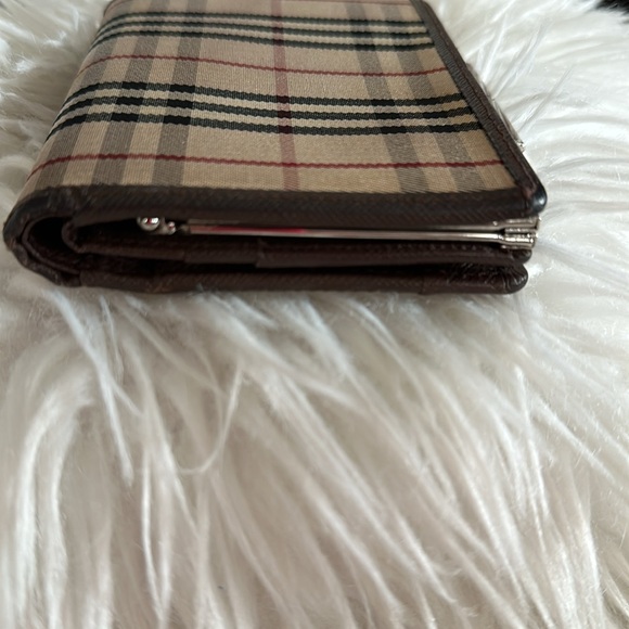EUC Burberry kisslock wallet - Picture 4 of 7